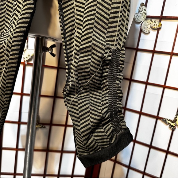 Women's Lululemon In The Flow Crop II Fatigue Green Black Chevron - Picture 4 of 15